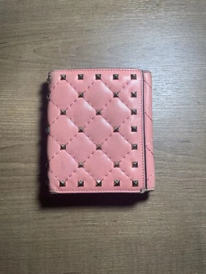 Carteira dobrável Valentino rosa Rockstud - Imagem 1 de 4