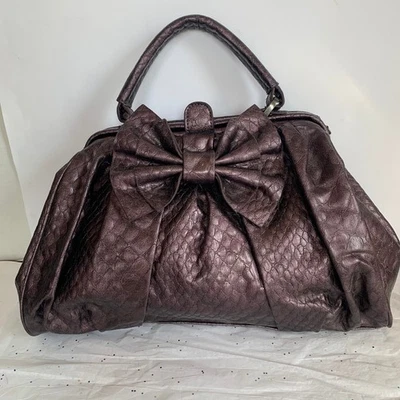 Bolso de Colección Jessica Simpson Y2K PInk Metálico Piel de Serpiente Coqueta Arco Plisado Marco Foto 1 de 4