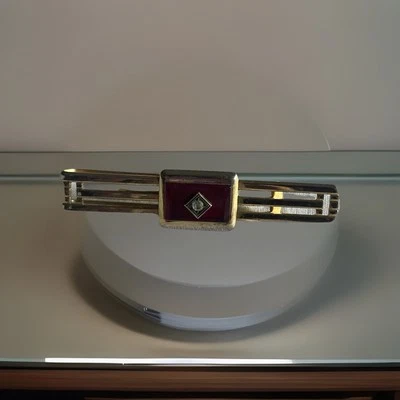 Barra de corbata Midcentury Anson roja lucita y circonita cúbica Foto 1 de 4