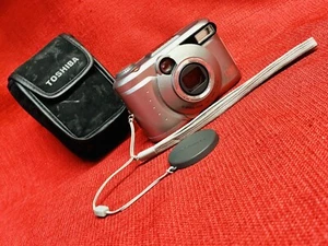 Toshiba PDR-M25 2.2 Mega Pixels Digital Camera w/ 3x Optical Zoom w/ Case - Picture 1 of 8