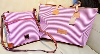 Conjunto de bolso bandolera grande Dooney Bourke rosa fucsia rayas vistas al mar Foto 1 de 4