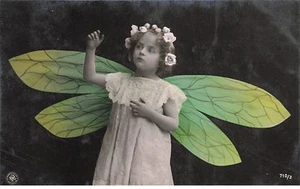Enfant - Fillette avec une couronne en roses dans les cheveux, et des ailes - Picture 1 of 2