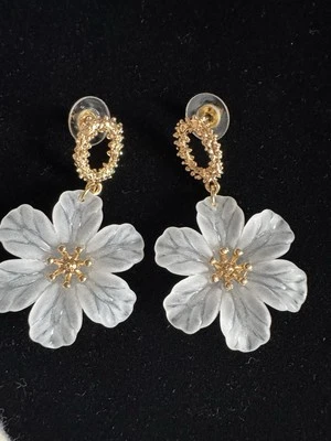 Pendientes colgantes transparentes ligeros flor floral resina blanca J Crew nuevos con etiquetas NUEVOS🌼 Foto 1 de 3
