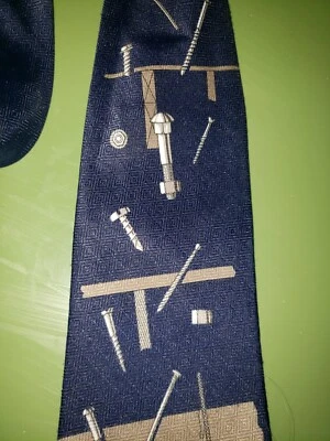 Tuercas hechas a mano vintage clavos pernos construcción ingeniería corbata azul hecha a mano Foto 1 de 4