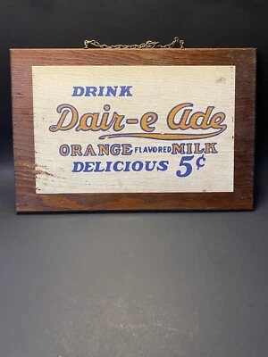 Letrero publicitario de lácteos de madera con sabor naranja Dair-e Ade de los años 40 vintage Foto 1 de 4