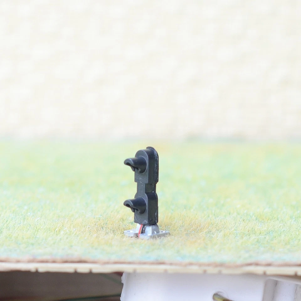 2 x HO scale dwarf searchlight signal ground 2 targets GRS SA-1 tri-colors #DT2 - Image 1 of 4