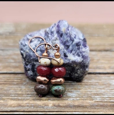 Pendientes apilados de crisocola, jade rojo, jaspe y cuentas de cobre Foto 1 de 4