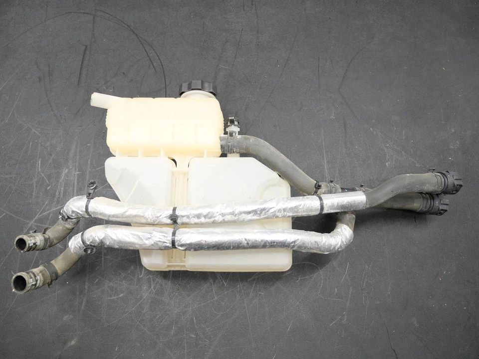 Depósito de refrigerante usado tanque de sobretensión de botella Chevrolet Camaro SS 2016-2024 6,2 L OEM Foto 1 de 4