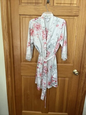 Linea Donatella 花卉印花化学缎裹身长袍套装白色和粉红色小号 — 第 1/4 张图片