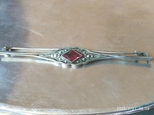 KLEINE BROSCHE BAR DEKO STIL METALL MIT ROTEM MITTELSTEIN MIT RAUTE - Bild 1 von 4