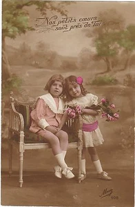 KINDER ZWEI MÄDCHEN BLUMEN ECHTFOTO TASSE POSTKARTE - Bild 1 von 1