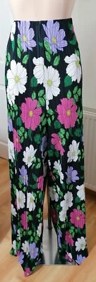 Boohoo size 28 black and floral high waisted wide leg trousers 35½" - Image 1 of 4