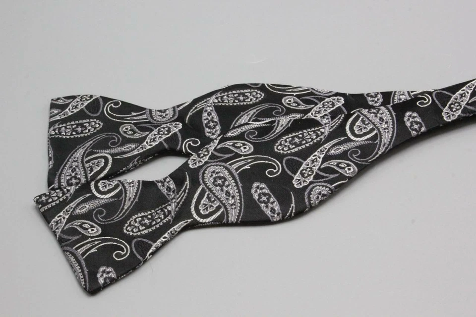 Pajarita de seda ajustable BRUNO PIATTELLI. Paisley negro con plata. Foto 1 de 3