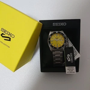 Seiko 5 Sports SBSA251 On-Time Move Limitato a 300 Pezzi Giallo Argento Analogico - Foto 1 di 12