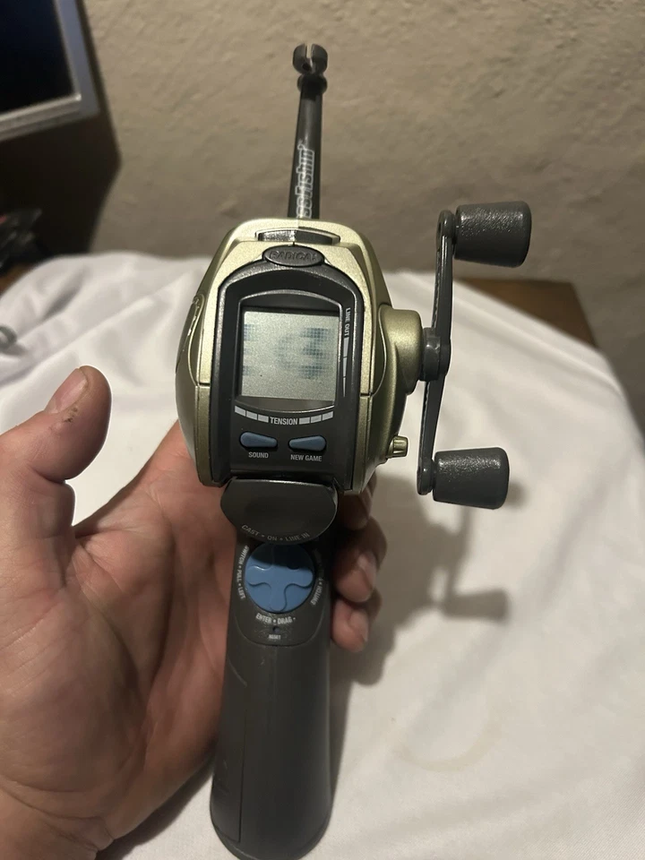 Radica Bass Fishin 2003 caña de pescar electrónica portátil juego baterías incluidas Foto 1 de 1