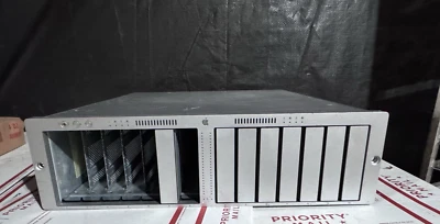 Gabinete de matriz de almacenamiento en red RAID de 14 bahías Apple Xserve Foto 1 de 4