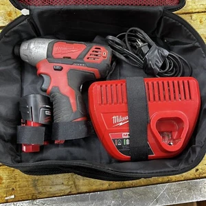 Milwaukee M12 2462-20 1/4 Zoll Sechskant Schlagschrauber mit Tasche & Akku - Bild 1 von 6