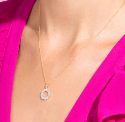 Collar con dije circular de oro amarillo de 14 quilates moissanitas de 0,44 quilates de corte redondo y baguette Foto 1 de 4