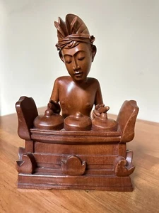 Vintage Mas Bali handgeschnitzte Holzstatue einheimischer Musiker Künstler signiert Ikt Wilet - Bild 1 von 6