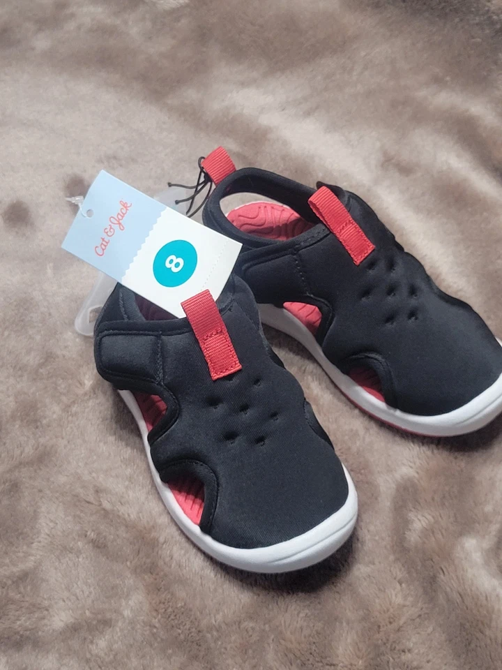 NUEVO Cat & Jack Niño Pequeño Sin Cordones Tommie Agua Zapatos Sandalias Talla 8 Niño Rojo Negro Foto 1 de 4