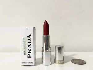 Lápiz labial hiper mate Prada monocromo R28 FUOCO tamaño mini de prueba 0,04 oz - Imagen 1 de 3