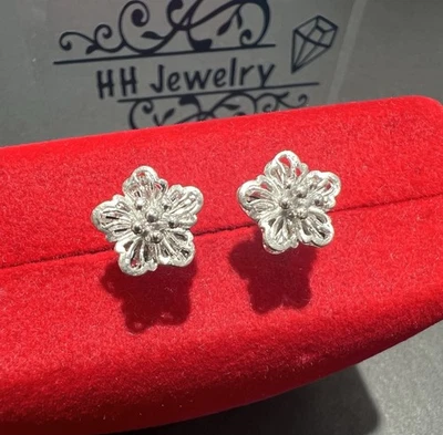 Aretes con flores de oro blanco de 18 quilates Foto 1 de 4