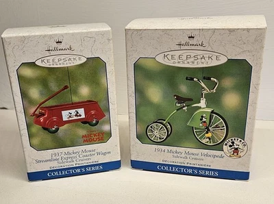 2 Adornos Sello Mickey Mouse Velocípedo y Coaster Wagon Acera Cruceros Foto 1 de 4