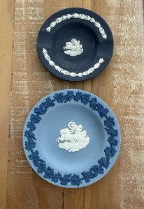 Plato de baratija y cenicero vintage Wedgwood Jasperware clásico caballos y carro azul - Imagen 1 de 7