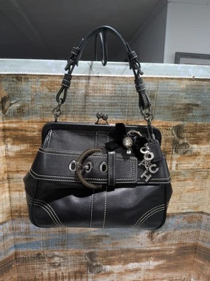 Bolso de Mano Coach 8A12 Cuero Kisslock con Lazo Detalle Estrás De Colección Soho B Foto 1 de 4