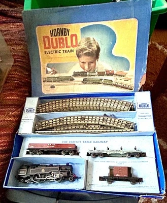 Hornby Dublo OO Gauge Electric Train Set EDG18 2-6-4 Tank Goods Train B.R. - Image 1 of 4