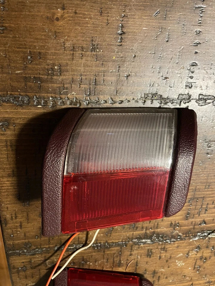 Buick Roadmaster 1994 1995 1996 panel interior puerta cortesía luces marcadoras rojo Foto 1 de 4