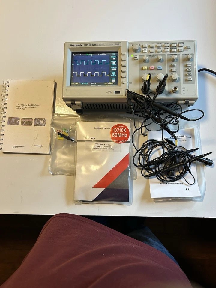 Osciloscopio digital de dos canales Tektronix TDS 2002B 60 MHz Foto 1 de 1