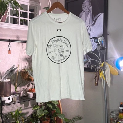 Camiseta de golf Under Armour para hombre The Dropping Junior Championship blanca mediana Foto 1 de 4