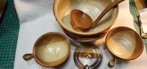 Zuppiera stufato in ceramica artistica studio fatta a mano con mestolo due ciotole + gres - Foto 1 di 8