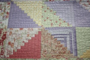 Edredón para bebé hecho a mano 26""x33,5"" MODA cabina de troncos pastel densamente acolchado floral nuevo - Imagen 1 de 10