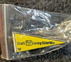 Disney Pin Wimpel gelb Walt Disney World 2010 Hidden Mickey (C19B3)PB1 - Bild 1 von 4