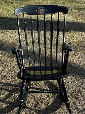 Mecedora MIT negra Quarter Century Club S. Bent Bros Brothers Gardner MA Foto 1 de 4