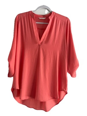 LUSH | Blusa cuello en V lengüeta enrollable manga 3/4 rosa coral talla mediana Foto 1 de 4