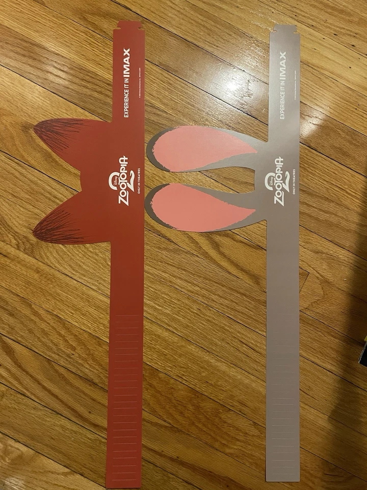 Regal Opening Night Walt Disney's Zootopia 2 película juego de orejas de cartón Judy Nick Foto 1 de 1