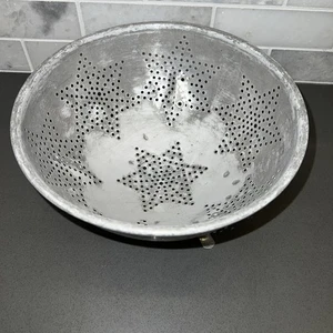 Vintage Aluminum Star Colander Strainer 7 Star Pattern 9.5” 3 Footed - Picture 1 of 4