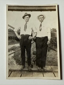 Cappelli anni 20 due uomini in legno treno ponte cravatte vintage foto istantanea esterno - Foto 1 di 8