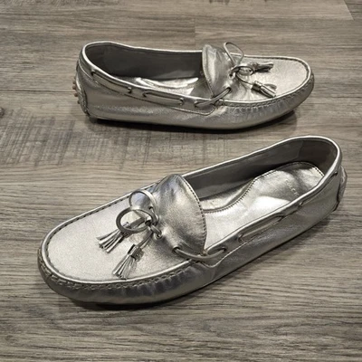 Cole Haan Zapatos de Conducción Para Mujer 10.5 B Mocasín de Cuero Plateado Borlas Sin Cordones Usados en Excelente Condición Foto 1 de 4