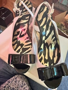 Anne Klein High Heel Shoes Akeuropa Black White Peep Toe Bow Slingback Size 9 - Bild 1 von 4