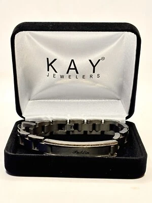 Brazalete de identificación Kay’s Jewelry abrigo duro de titanio grabado con incrustaciones de diamantes Foto 1 de 4