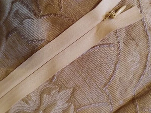 22 inch INVISIBLE SEW IN LT BEIGE FOR ALL FABRIC - Picture 1 of 2