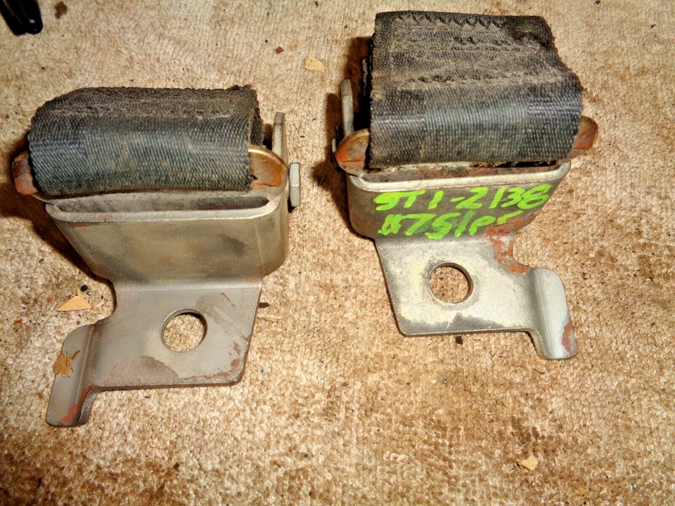 Cinturón de seguridad, Irvin modelo 2913.  Negro, extremos macho solo con soportes de montaje en suelo. Foto 1 de 4