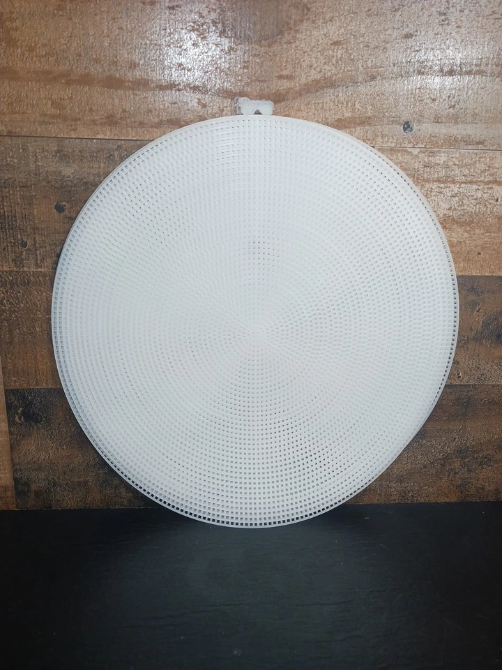 Paquete de 5 hojas redondas de malla de lona de plástico Darice 12 pulgadas blanco círculo alfombra en blanco  Foto 1 de 4