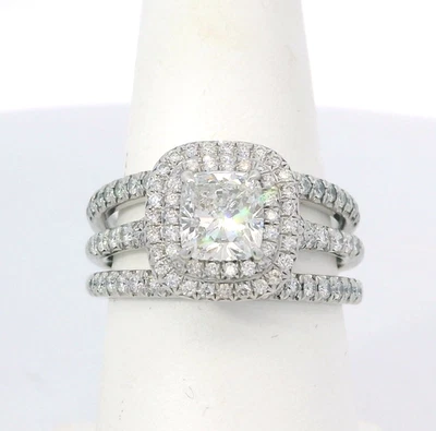 TIFFANY & CO. Juego de anillos de compromiso con halo de diamantes cojín de platino Soleste de 1,75 quilates Foto 1 de 4