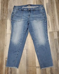 Torrid Woman's Size 18 Raw Hem Cropped Boyfriend Denim Jeans 37x26 - Picture 1 of 7
