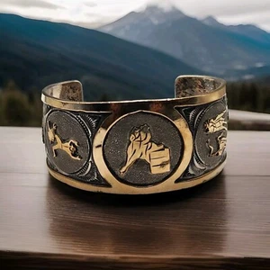 Brazalete Navajo A. Payton Story Teller de plata de ley acentuado en oro 6,5" - Imagen 1 de 8